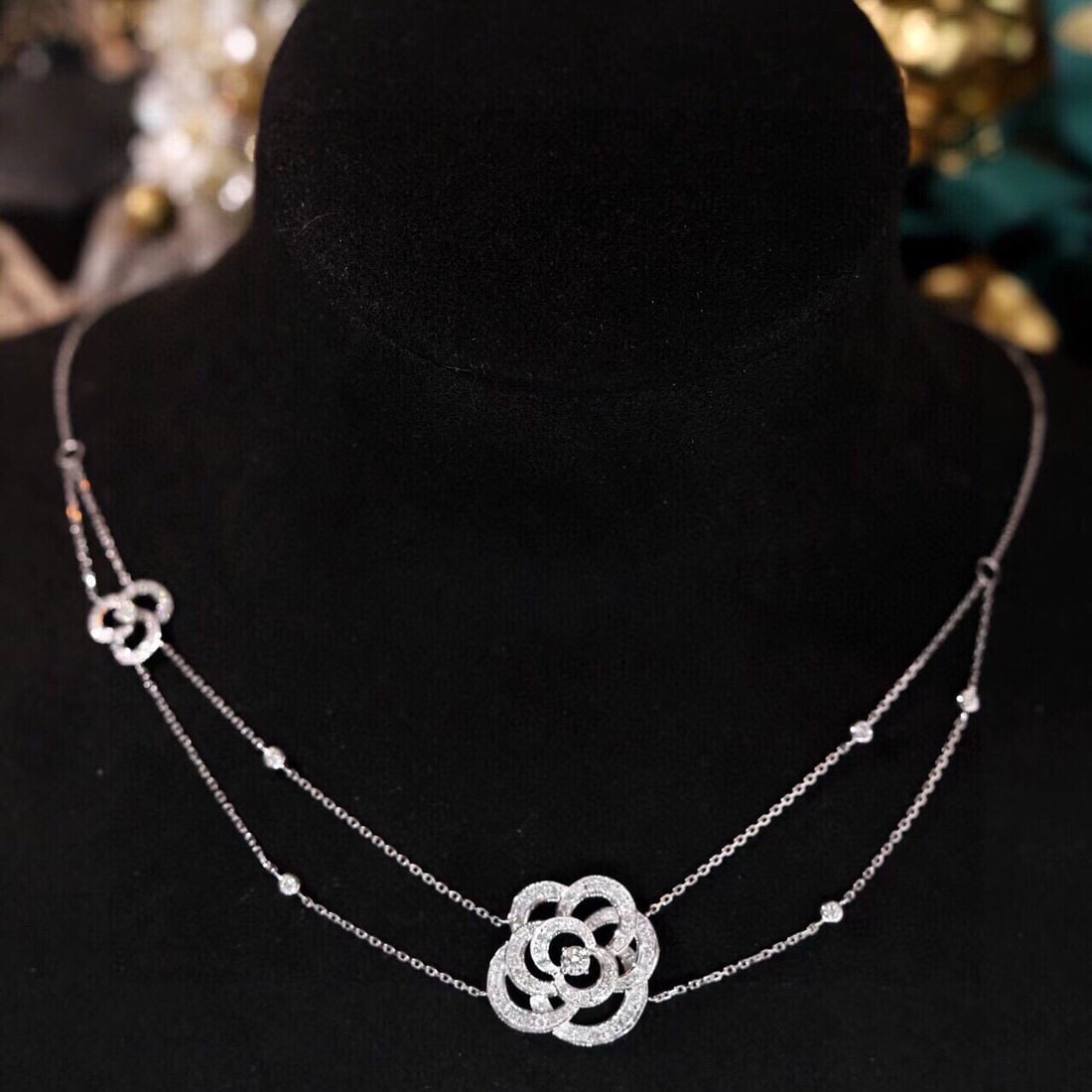 14k Gold 0.8 Ct Natural H Diamond & Flowers Necklace: Ref:230936298 // gold content:14k gold // main gemstone:diamond // shape:round // carat weight:0. 8ct // clarity grade:vs-si // color:h // treatment:natural // cut grade:g // Condition: NewLow