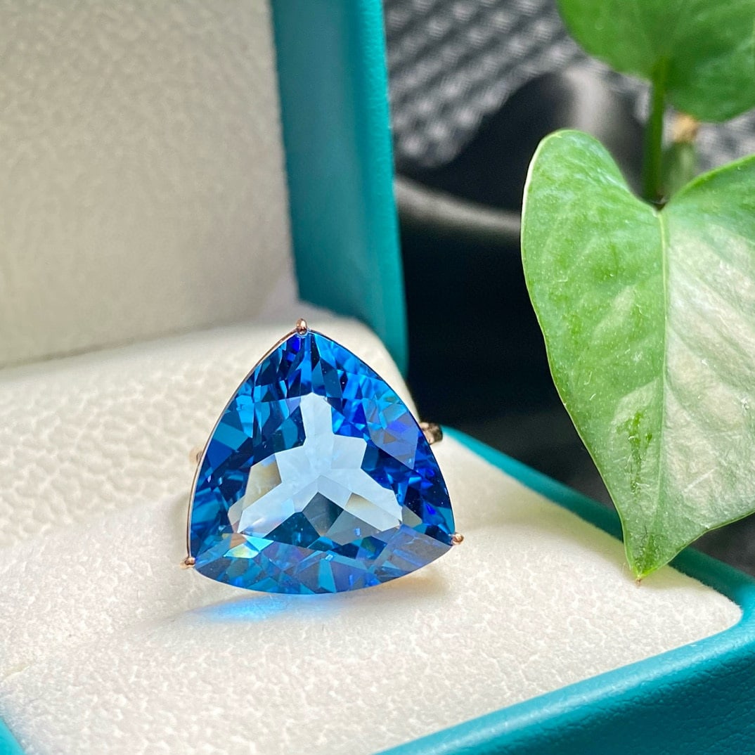 14k Gold 20.3 Ct Natural Topaz & Diamond Ring: Ref:230936304 // gold content:14k gold // ring size:7. 25us // // main gemstone:topaz // shape:triangle // carat weight:20. 3ct // color:blue // treatment:natural // // adjacent gemstone 2 : diamond /