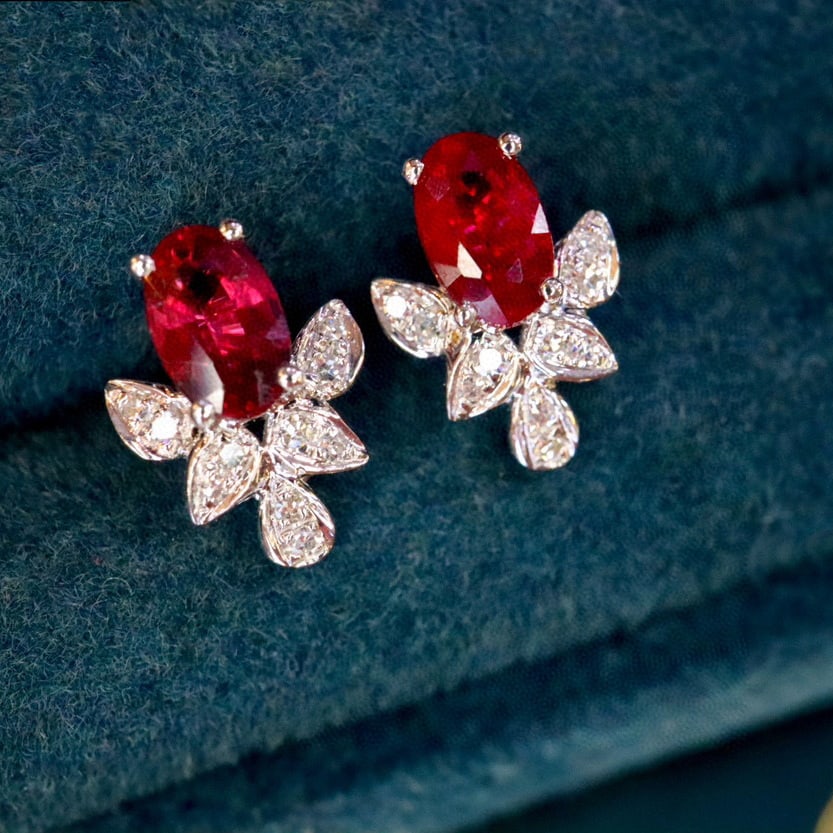 14k Gold 0.57 Ctw Natural Ruby & Diamond Earrings: Ref:230936310 // gold content:14k gold // main gemstone:ruby // shape:oval // carat weight:0. 50ct // color:pigeonblood red // treatment:natural // // adjacent gemstone 2 : diamond // shape:round