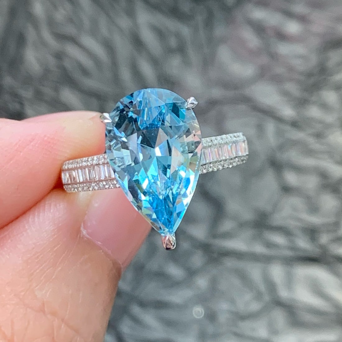 14k Gold 4.57 Ctw Natural Aquamarine & Diamond Ring: Ref:230936311 // gold content:14k gold // ring size:7. 25us // // main gemstone:aquamarine // shape:pear // carat weight:4. 25ct // color:santa maria color // treatment:natural // // adjacent