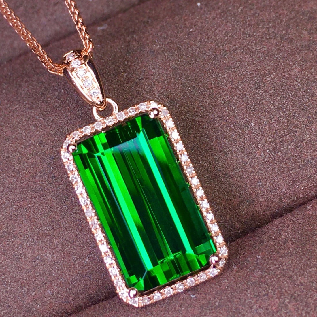 14k Gold 5.3 Ct Natural Tourmaline & Diamond Pendant( Without Chain ): Ref:230936313 // gold content:14k gold // main gemstone:tourmaline // shape:octagonal // carat weight:5. 3ct // color:green // treatment:natural // // adjacent gemstone 2 : diamond // shape:round