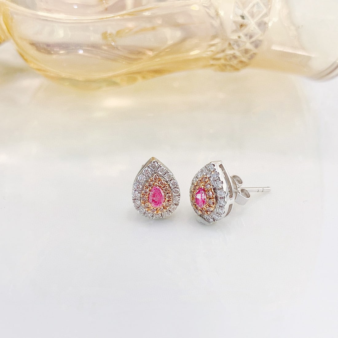 14k Gold 0.50 Ctw Natural Pink Diamond & Diamond Earrings: Ref:230936315 // gold content:14k gold // main gemstone:pink diamond // shape:pear // carat weight:0. 18ct // color:pink // treatment:natural // // adjacent gemstone 2 : diamond // shape:round //