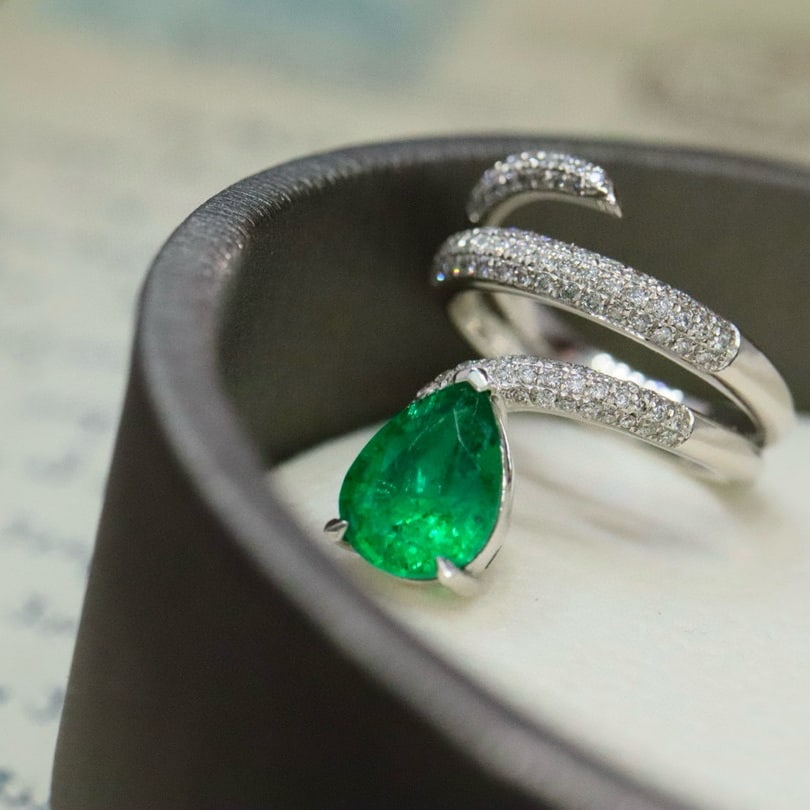 14k Gold 2.60 Ctw Vivid Green Natural Emerald & Diamond Ring - 2