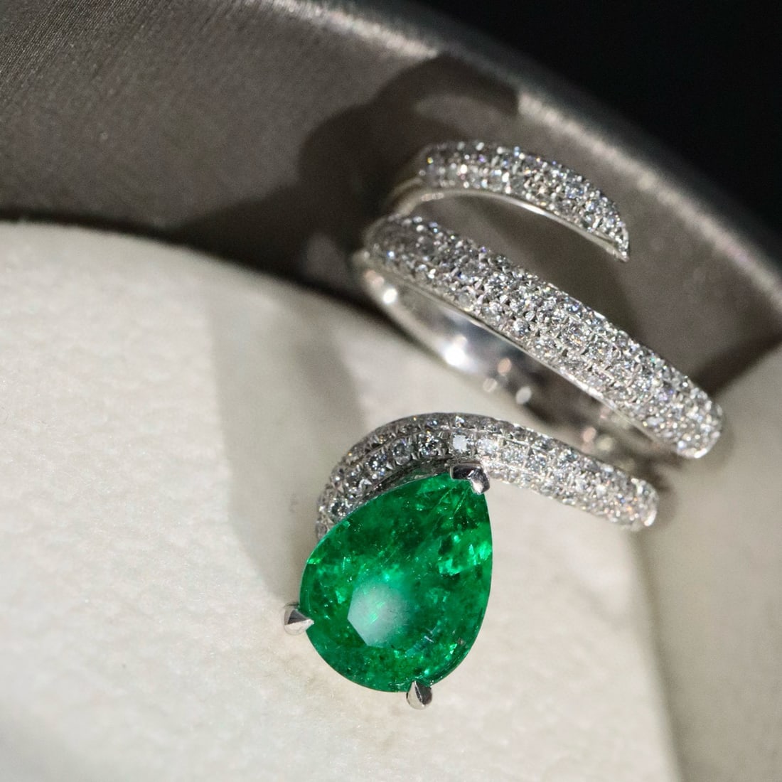 14k Gold 2.60 Ctw Vivid Green Natural Emerald & Diamond Ring - 4