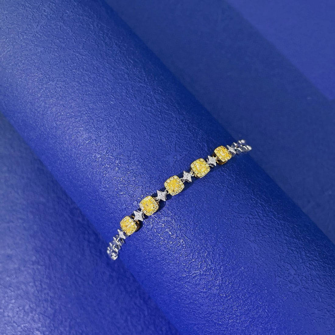 14k Gold 0.93 Ctw Natural Yellow Diamond & Diamond Bracelet: Ref:230936319 // gold content:14k gold // main gemstone:yellow diamond // shape:cushion // carat weight:0. 60ct // color:yellow // treatment:natural // // adjacent gemstone 2 : diamond //
