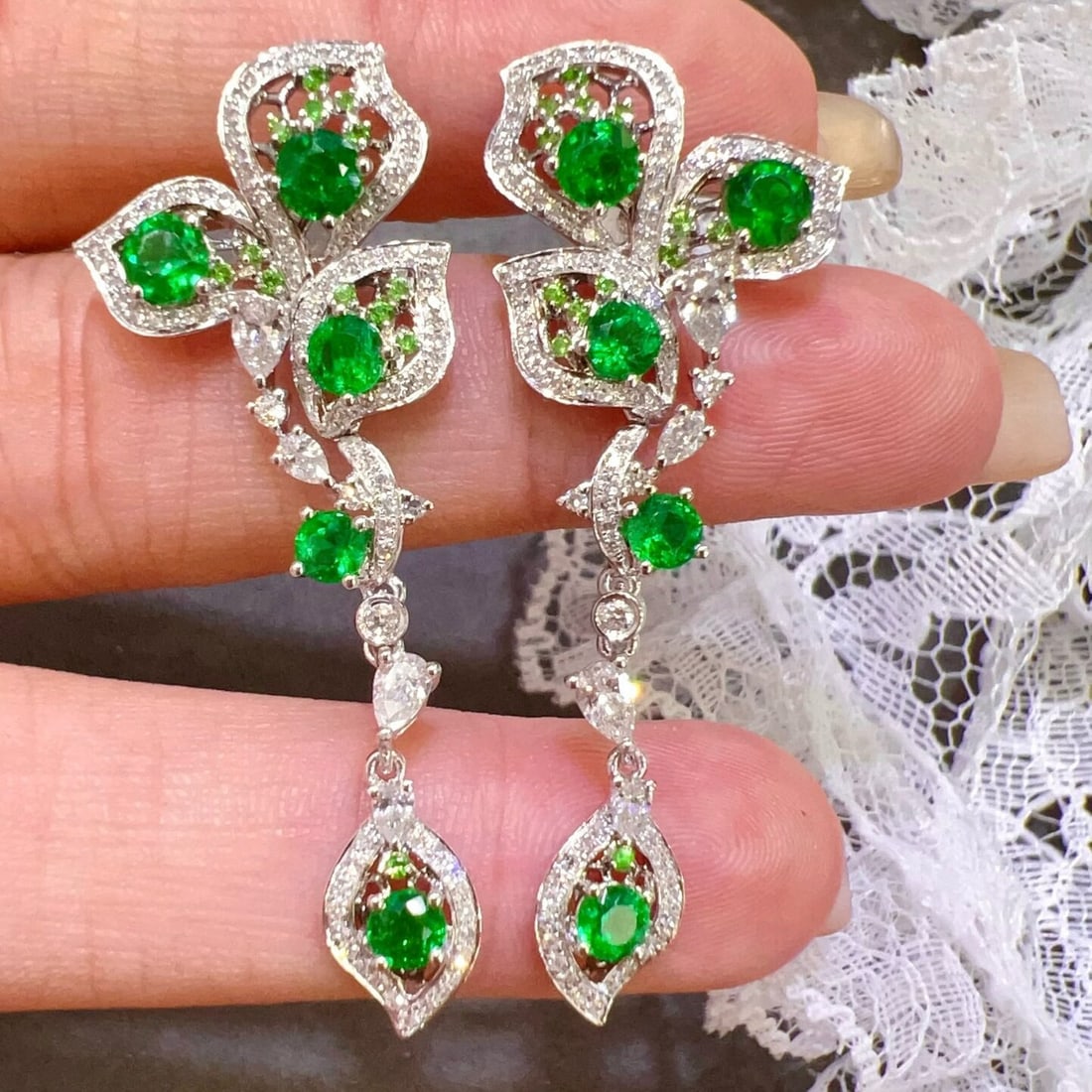 14k Gold 3.10 Ctw Vivid Green Natural Emerald & Diamond Earrings: Ref:230936322 // gold content:14k gold // main gemstone:emerald // shape:round // carat weight:1. 95ct // color:vivid green // treatment:natural // cut grade:g // // adjacent gemstone 2 : diamond