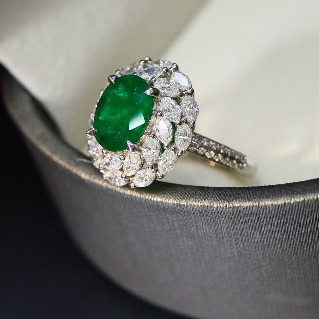 14k Gold 3.08 Ctw Vivid Green Natural Emerald & Diamond Ring - 2