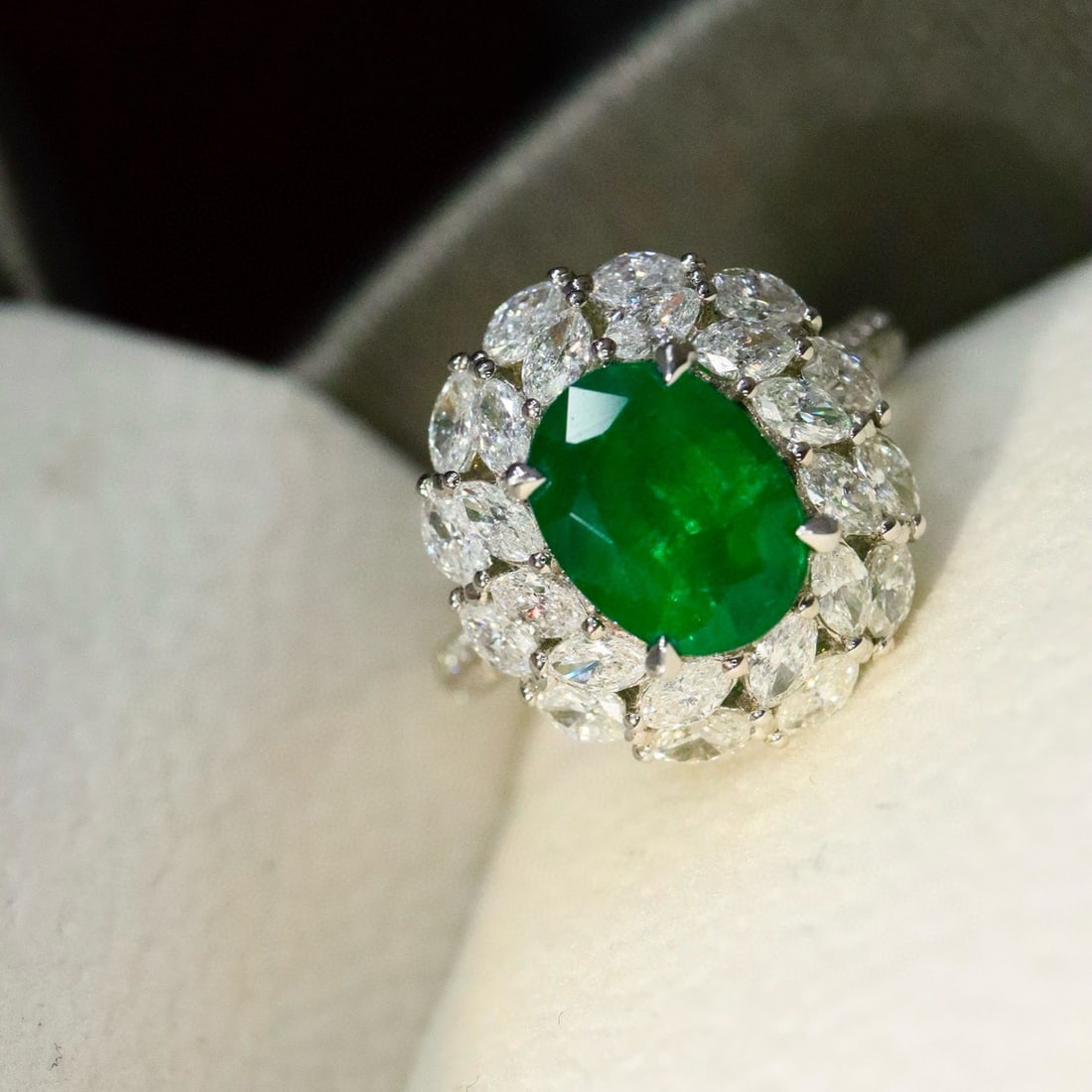 14k Gold 3.08 Ctw Vivid Green Natural Emerald & Diamond Ring - 5