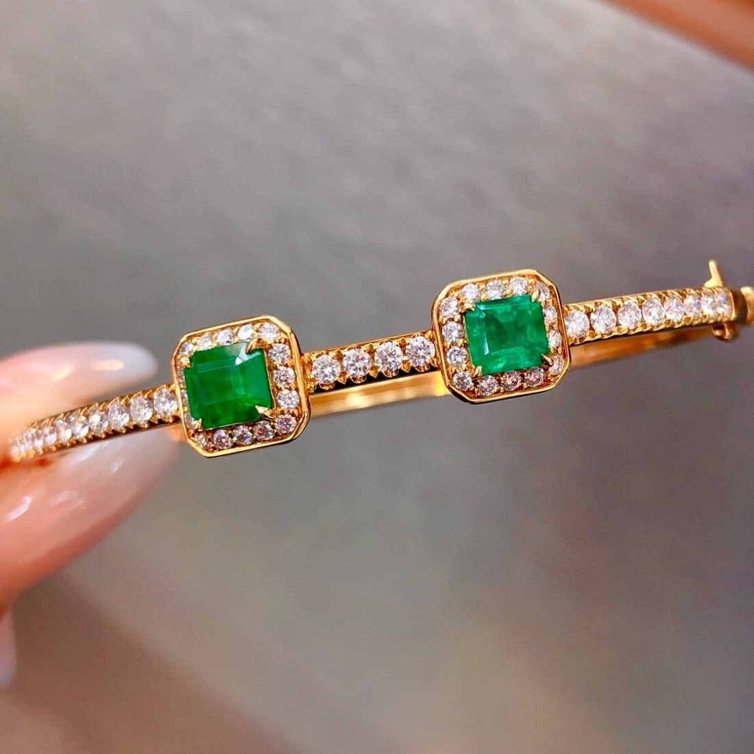 14k Gold 2.47 Ctw Vivid Green Natural Emerald & Diamond Bangle: Ref:230936329 // gold content:14k gold // main gemstone:emerald // shape:octagonal // carat weight:1. 30ct // color:vivid green // treatment:natural // // adjacent gemstone 2 : diamond //