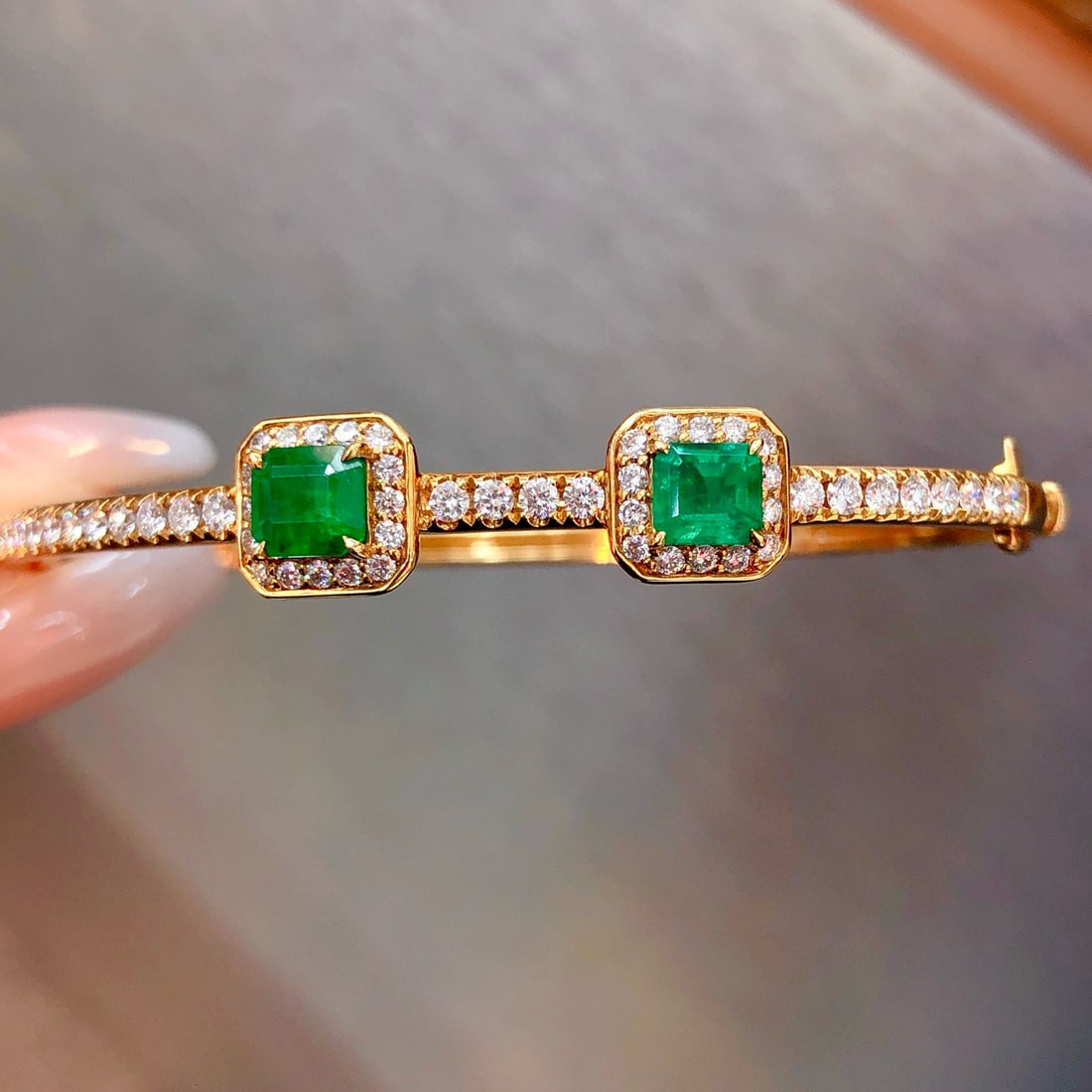 14k Gold 2.47 Ctw Vivid Green Natural Emerald & Diamond Bangle - 2