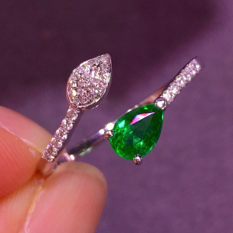 14k Gold 0.48 Ct Vivid Green Natural Emerald & Diamond Ring: Ref:230936333 // gold content:14k gold // ring size:7. 25us // // main gemstone:emerald // shape:pear // carat weight:0. 48ct // color:vivid green // treatment:natural // // adjacent gemstone 2 :
