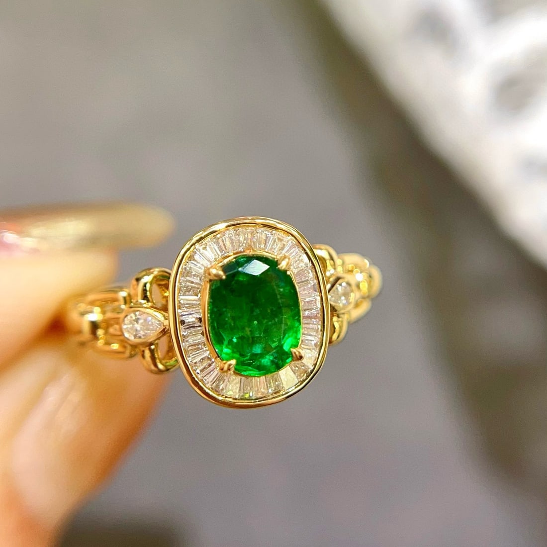 14k Gold 1.05 Ctw Vivid Green Natural Emerald & Diamond Ring: Ref:230936345 // gold content:14k gold // ring size:7. 25us // // main gemstone:emerald // shape:oval // carat weight:0. 80ct // color:vivid green // treatment:natural // // adjacent gemstone 2 : diam