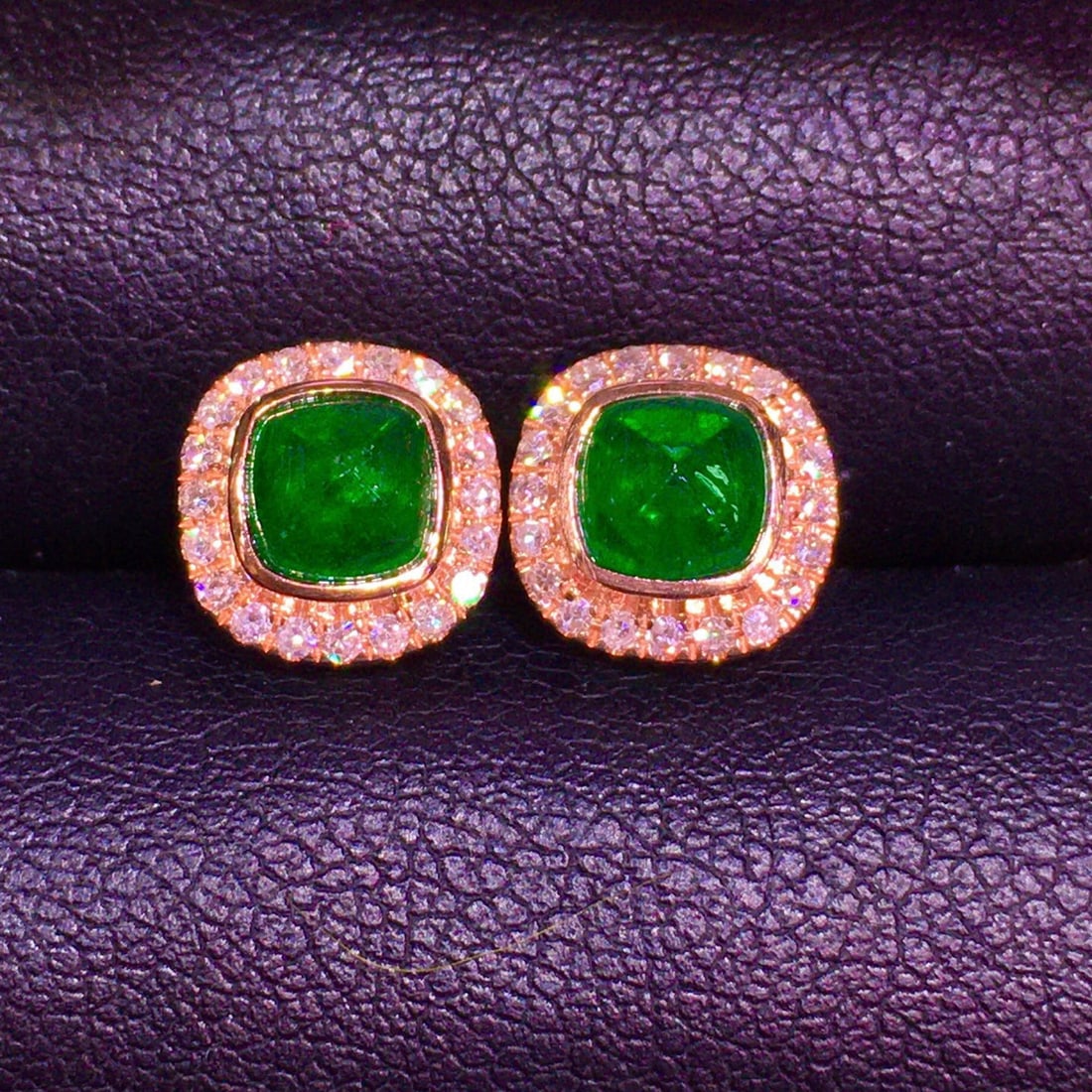 14k Gold 1.42 Ct Vivid Green Natural Emerald & Diamond Earrings: Ref:230936359 // gold content:14k gold // main gemstone:emerald // shape:suger-loaf // carat weight:1. 42ct // color:vivid green // treatment:natural // // adjacent gemstone 2 : diamond //