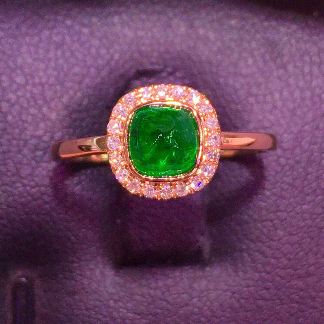 14k Gold 0.96 Ct Vivid Green Natural Emerald & Diamond Ring: Ref:230936360 // gold content:14k gold // ring size:7. 25us // // main gemstone:emerald // shape:suger-loaf // carat weight:0. 96ct // color:vivid green // treatment:natural // // adjacent