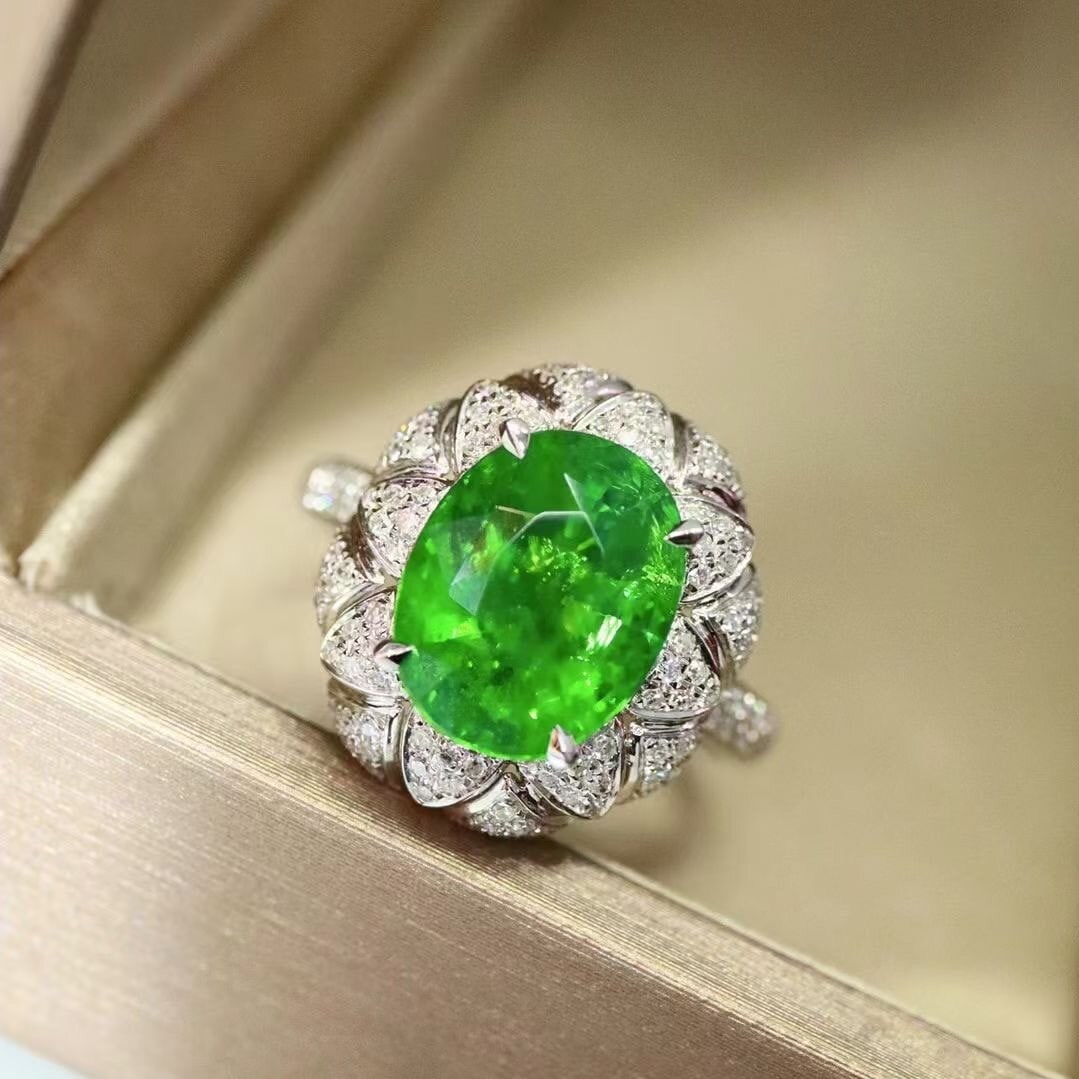 14k Gold 4.23 Ctw Vivid Green Natural Tsavorite & Diamond Ring: Ref:230936364 // gold content:14k gold // ring size:7. 25us // // main gemstone:tsavorite // shape:oval // carat weight:3. 75ct // color:vivid green // treatment:natural // // adjacent gemstone 2