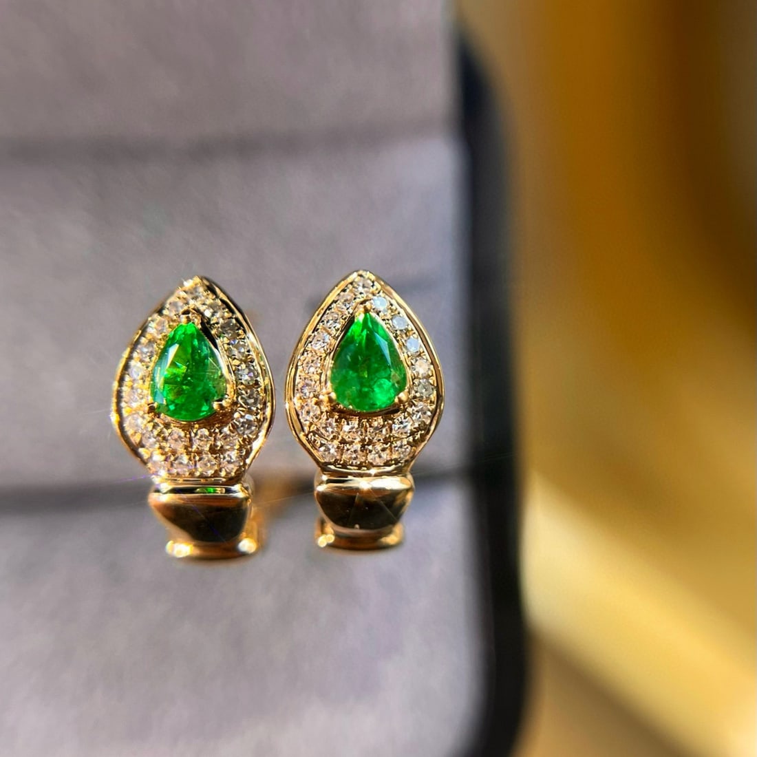 14k Gold 0.42 Ctw Vivid Green Natural Emerald & Diamond Earrings: Ref:230936376 // gold content:14k gold // main gemstone:emerald // shape:pear // carat weight:0. 25ct // color:vivid green // treatment:natural // // adjacent gemstone 2 : diamond // shape:round //