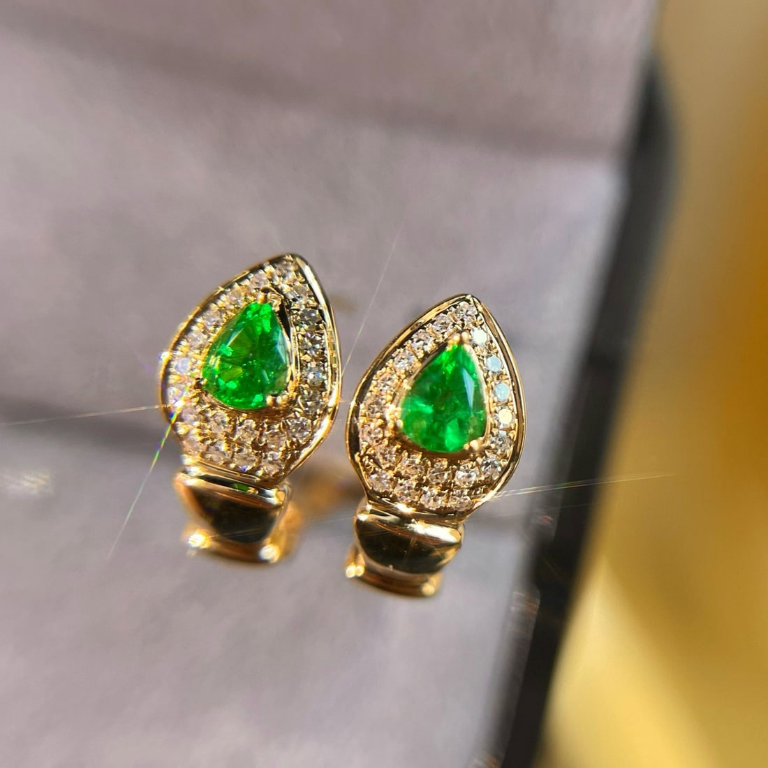 14k Gold 0.42 Ctw Vivid Green Natural Emerald & Diamond Earrings - 2