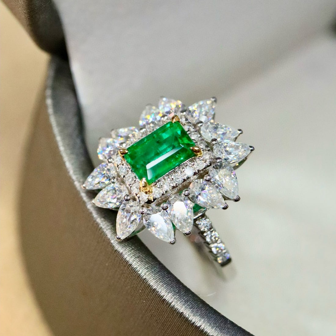 14k Gold 0.93 Ctw Vivid Green Natural Emerald & Diamond Ring - 2