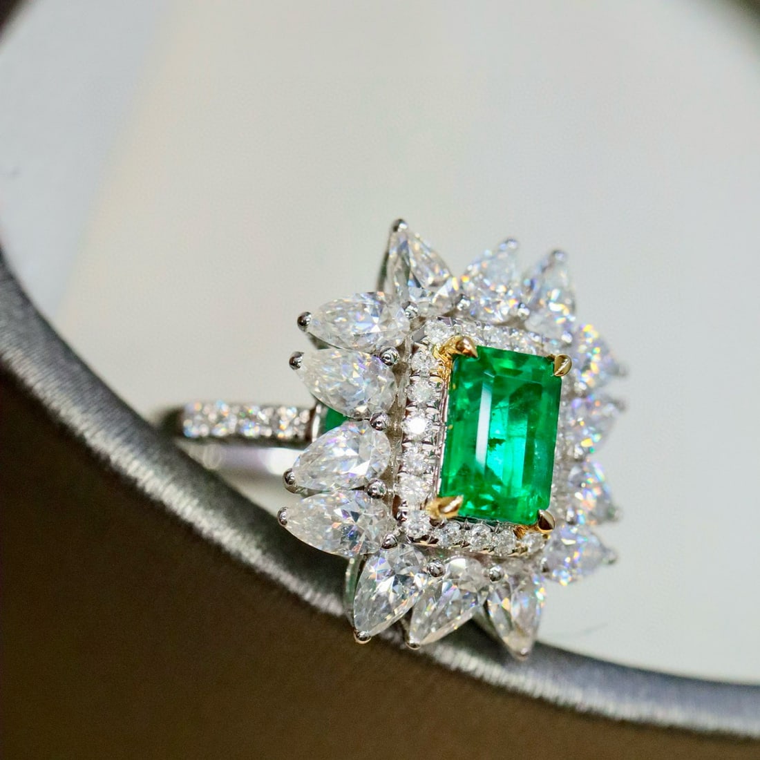 14k Gold 0.93 Ctw Vivid Green Natural Emerald & Diamond Ring - 3