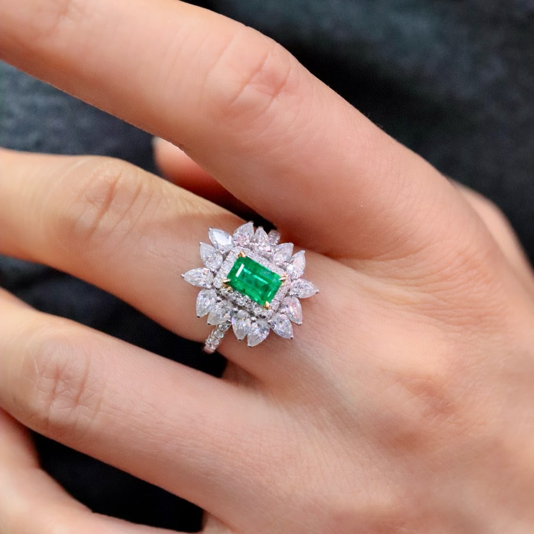 14k Gold 0.93 Ctw Vivid Green Natural Emerald & Diamond Ring - 7