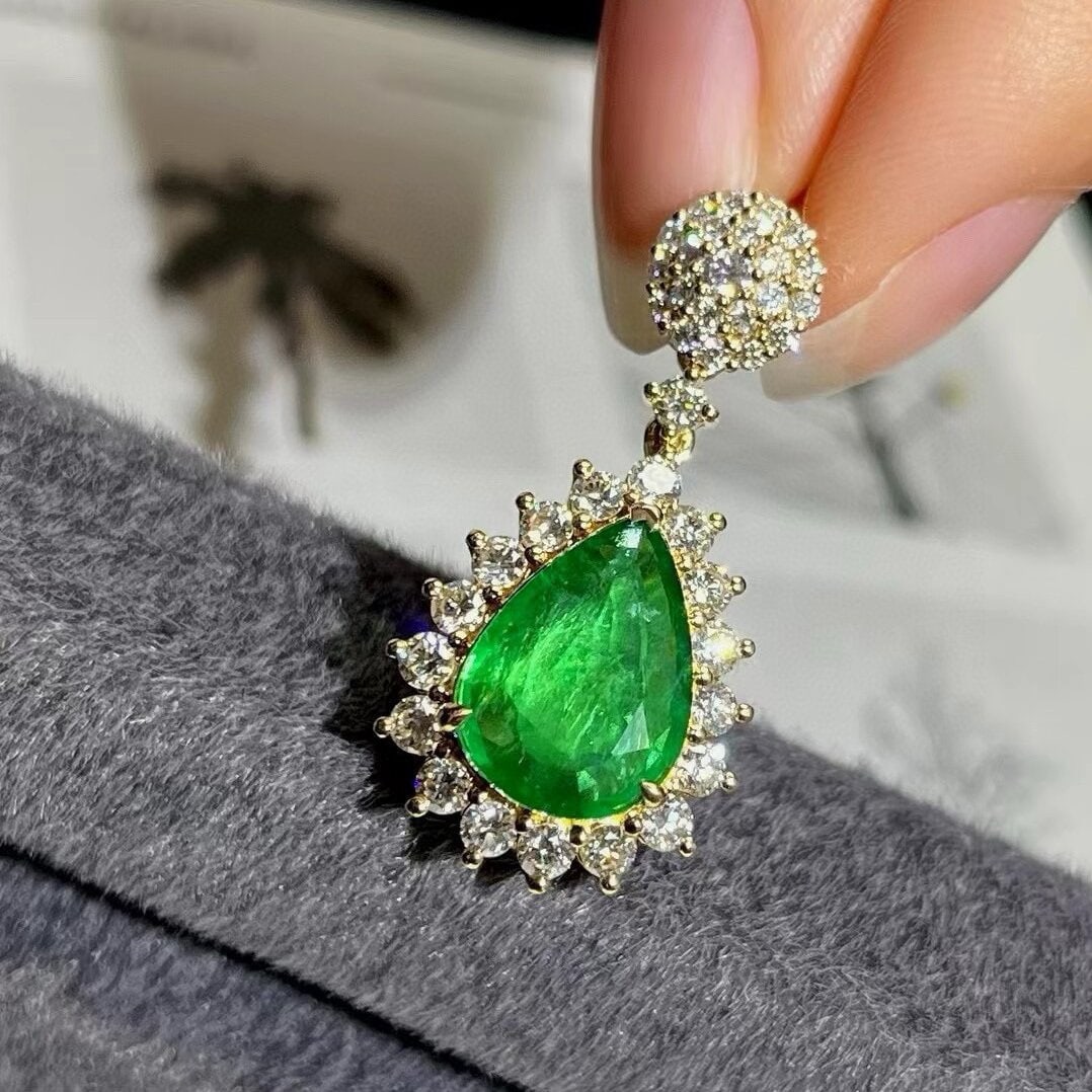 14k Gold 3.49 Ctw Vivid Green Natural Emerald & Diamond Pendant( Without Chain ): Ref:230936398 // gold content:14k gold // main gemstone:emerald // shape:pear // carat weight:2. 43ct // color:vivid green // treatment:natural // // adjacent gemstone 2 : diamond // shape:round //