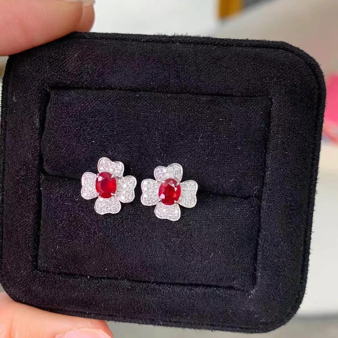 14k Gold 1.18 Ctw Natural Ruby & Diamond Earrings: Ref:230936404 // gold content:14k gold // main gemstone:ruby // shape:oval // carat weight:0. 85ct // color:pigeonblood red // treatment:natural // // adjacent gemstone 2 : diamond // shape:round
