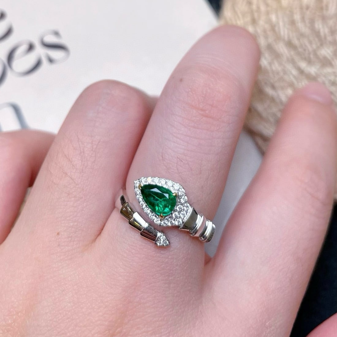 14k Gold 0.79 Ctw Vivid Green Natural Emerald & Diamond Ring - 2