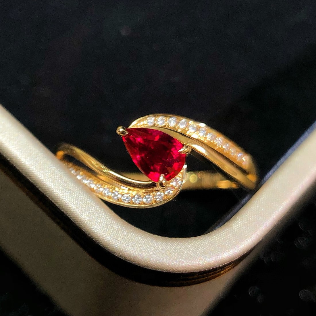 14k Gold 0.48 Ctw Natural Ruby & Diamond Ring: Ref:230936408 // gold content:14k gold // ring size:7. 25us // // main gemstone:ruby // shape:pear // carat weight:0. 40ct // color:pigeonblood red // treatment:natural // // adjacent gemstone 2 :