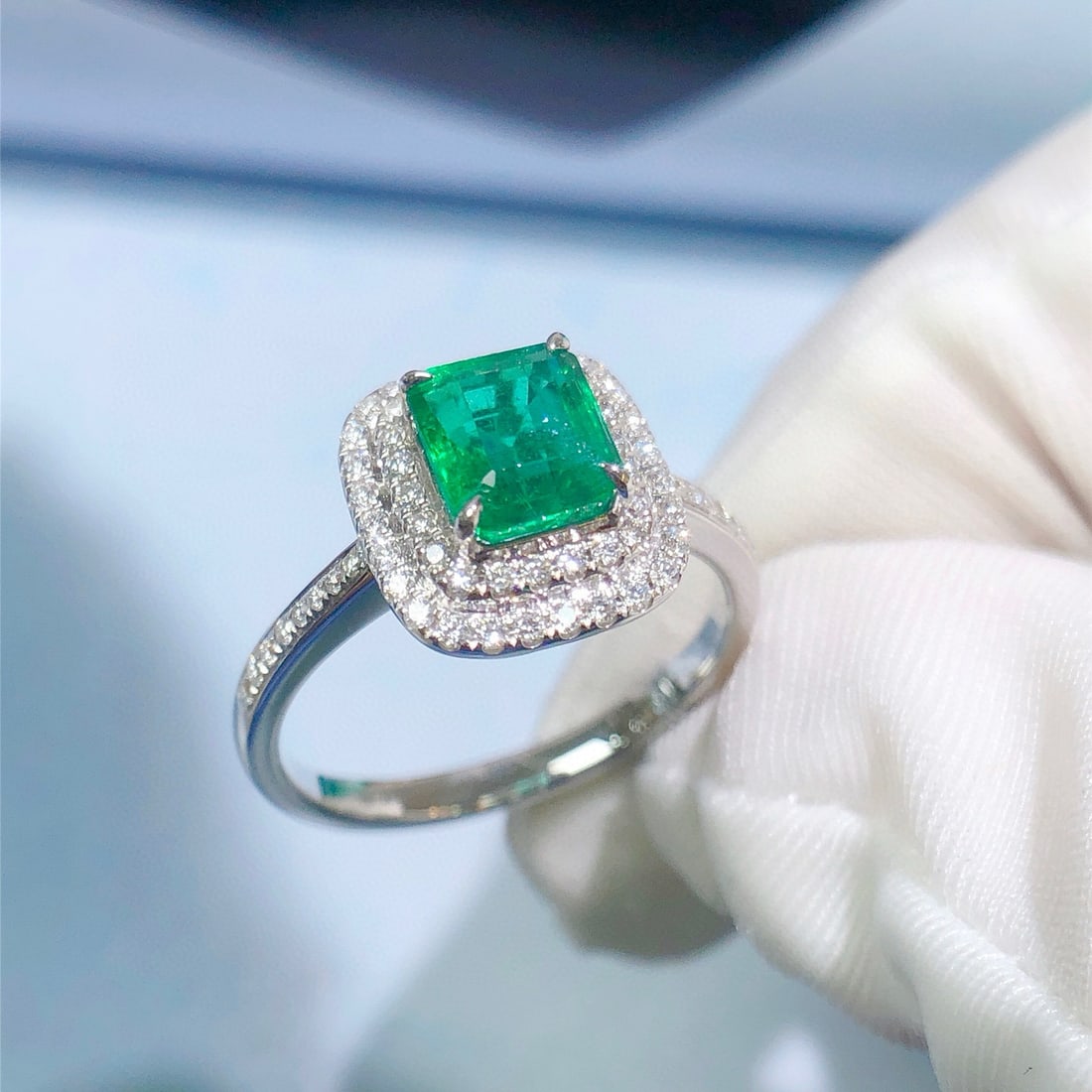 14k Gold 1.52 Ctw Vivid Green Natural Emerald & Diamond Ring - 3
