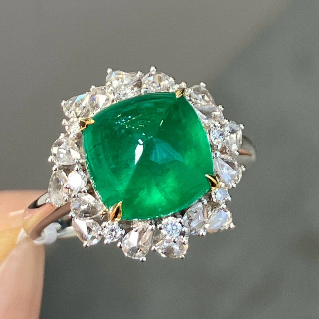 14k Gold 5.58 Ctw Vivid Green Natural Emerald & Diamond Ring: Ref:230936430 // gold content:14k gold // ring size:7. 25us // // main gemstone:emerald // shape:suger-loaf // carat weight:4. 2ct // color:vivid green // treatment:natural // // adjacent gemstone