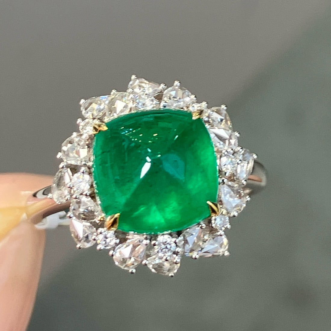 14k Gold 5.58 Ctw Vivid Green Natural Emerald & Diamond Ring - 2