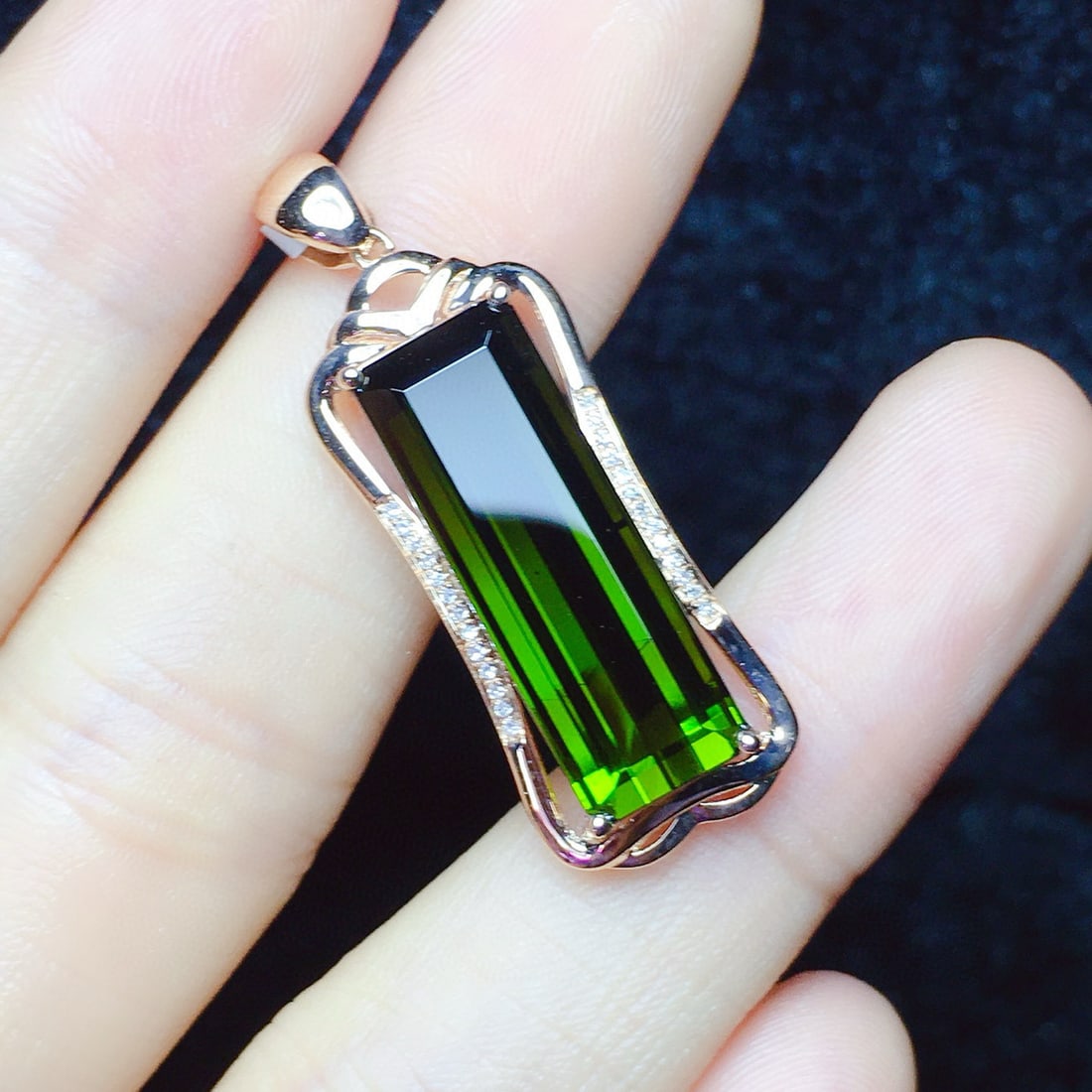 14k Gold 10.75 Ct Natural Tourmaline & Diamond Pendant( Without Chain ): Ref:230936434 // gold content:14k gold // main gemstone:tourmaline // shape:octagonal // carat weight:10. 75ct // color:green // treatment:natural // // adjacent gemstone 2 : diamond // number of