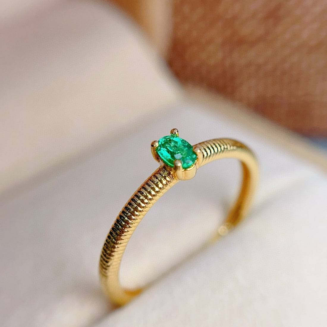 14k Gold 0.30 Ct Vivid Green Natural Emerald Ring - 3