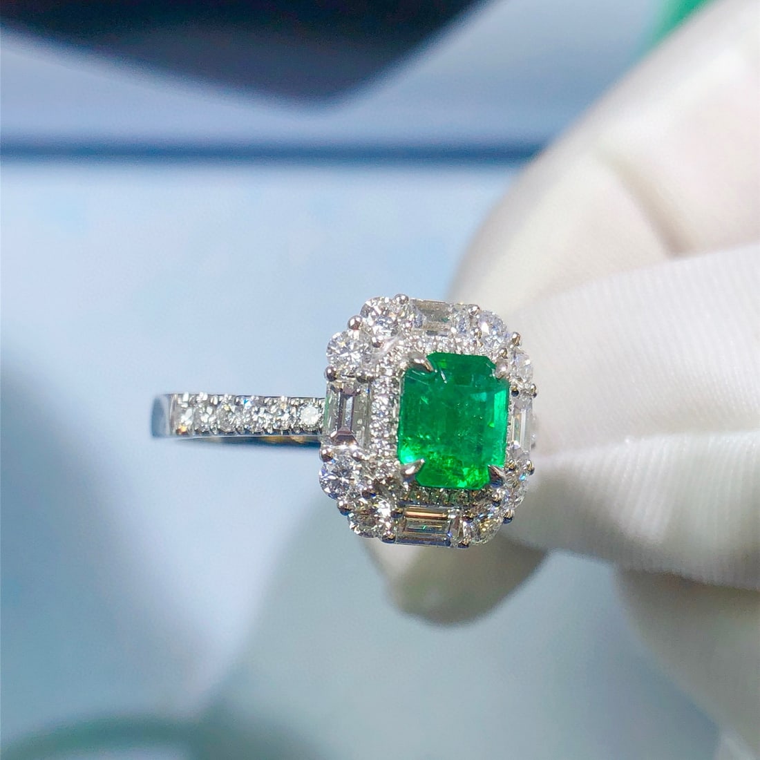 14k Gold 1.59 Ctw Vivid Green Natural Emerald & Diamond Ring - 2