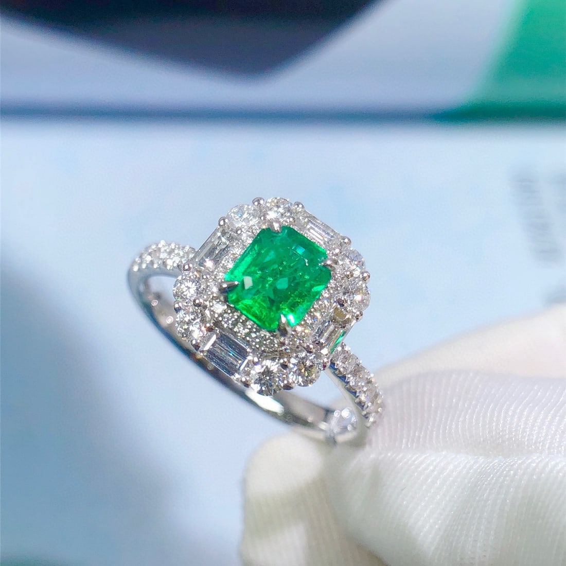 14k Gold 1.59 Ctw Vivid Green Natural Emerald & Diamond Ring - 3