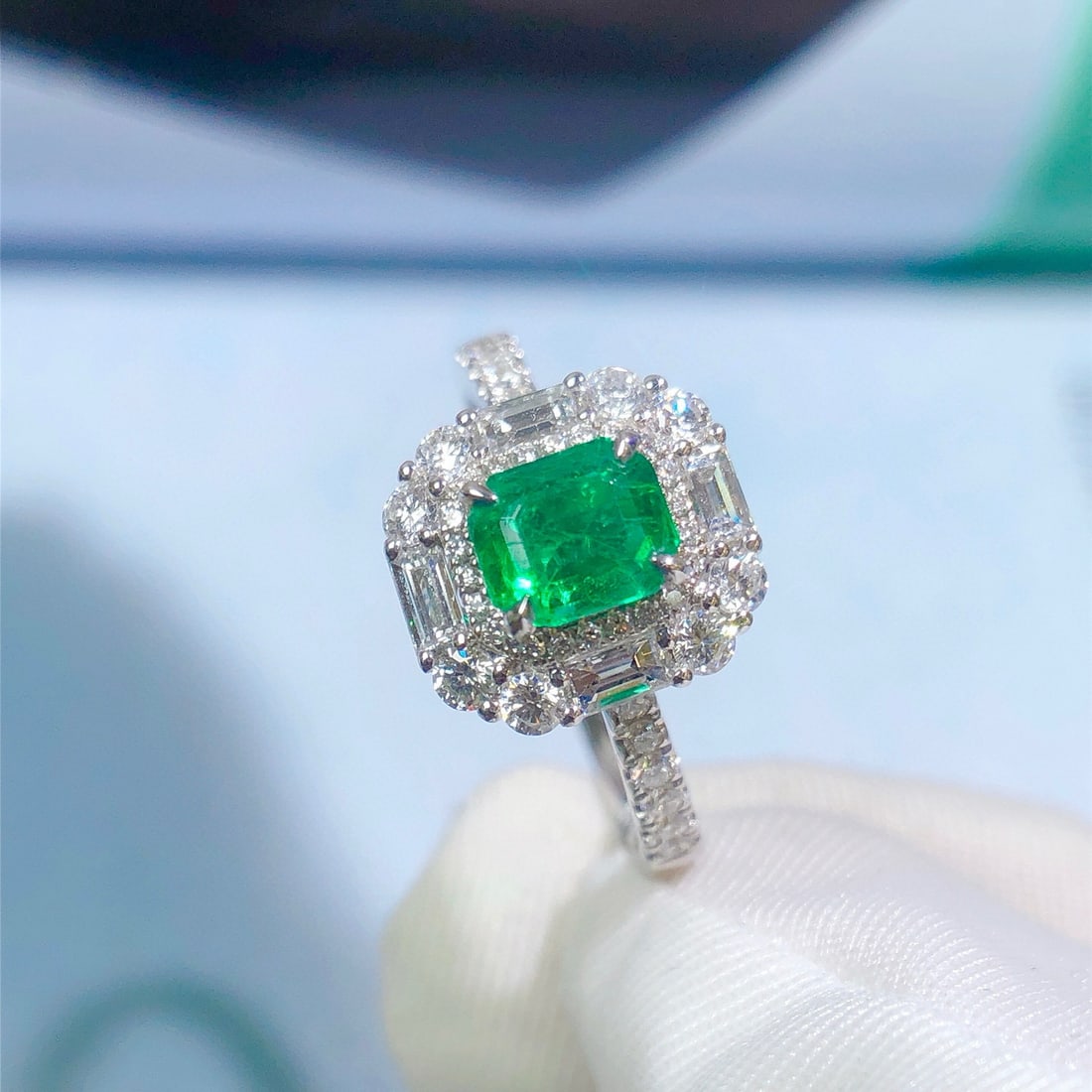 14k Gold 1.59 Ctw Vivid Green Natural Emerald & Diamond Ring - 4