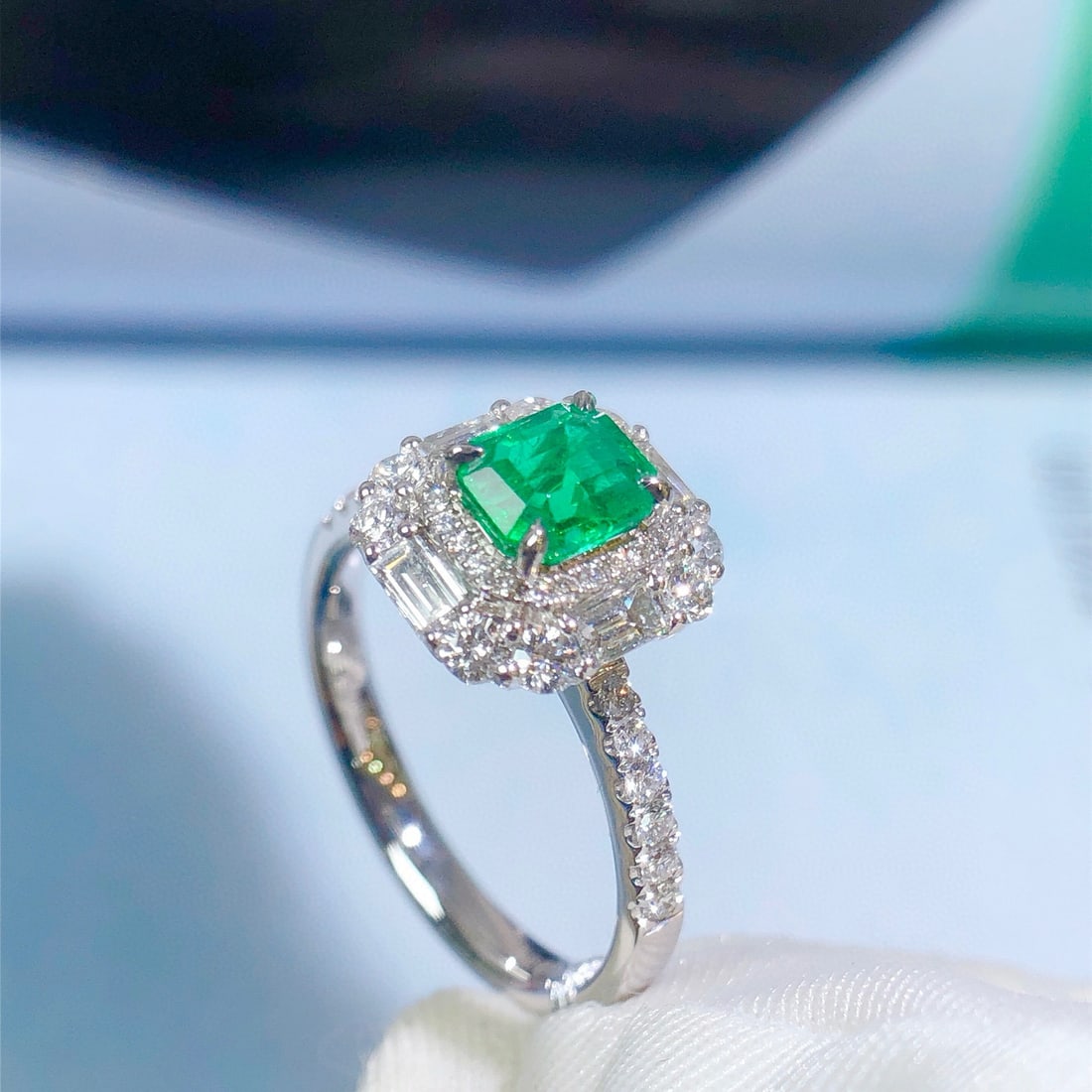 14k Gold 1.59 Ctw Vivid Green Natural Emerald & Diamond Ring - 5