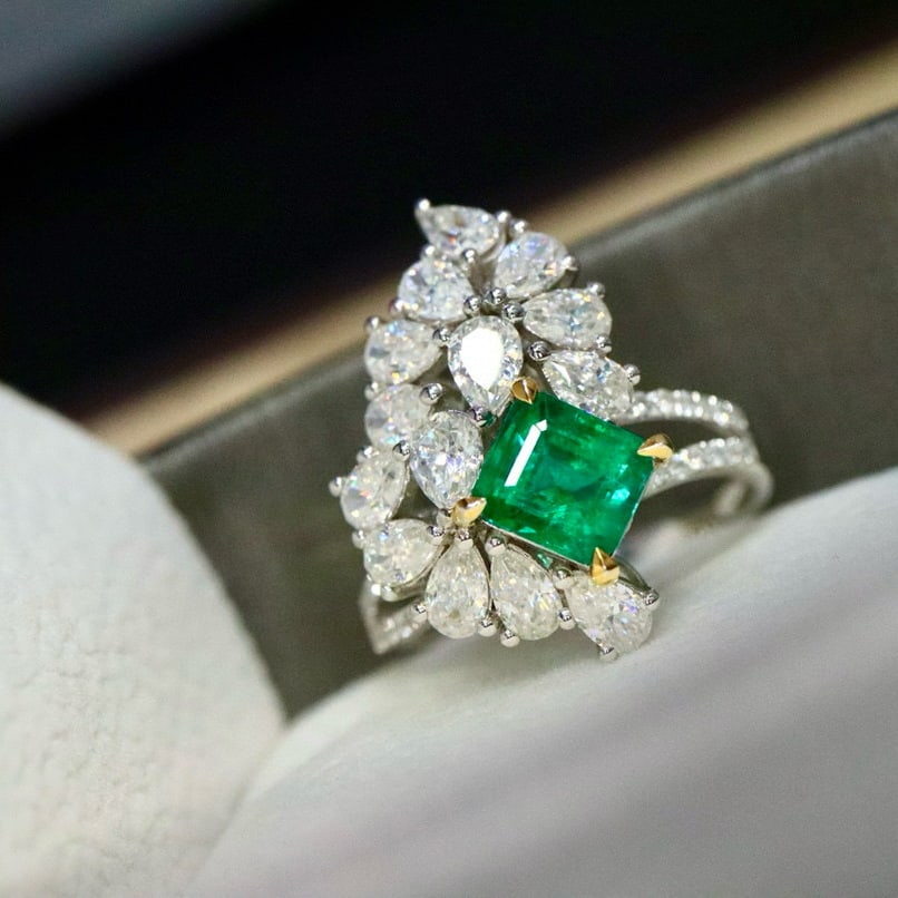 14k Gold 1.22 Ctw Vivid Green Natural Emerald & Diamond Ring: Ref:230936449 // gold content:14k gold // ring size:7. 25us // // main gemstone:emerald // shape:octagonal // carat weight:1. 10ct // color:vivid green // treatment:natural // // adjacent gemstone 2 :