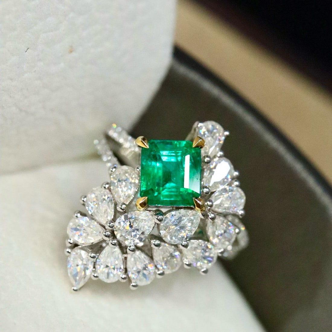 14k Gold 1.22 Ctw Vivid Green Natural Emerald & Diamond Ring - 2