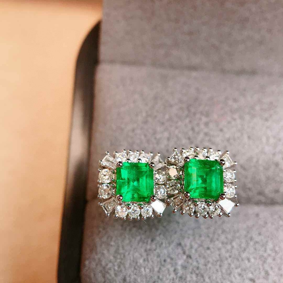 14k Gold 1.12 Ctw Vivid Green Natural Emerald & Diamond Earrings: Ref:230936450 // gold content:14k gold // main gemstone:emerald // shape:octagonal // carat weight:0. 76ct // color:vivid green // treatment:natural // // adjacent gemstone 2 : diamond // shape:multip