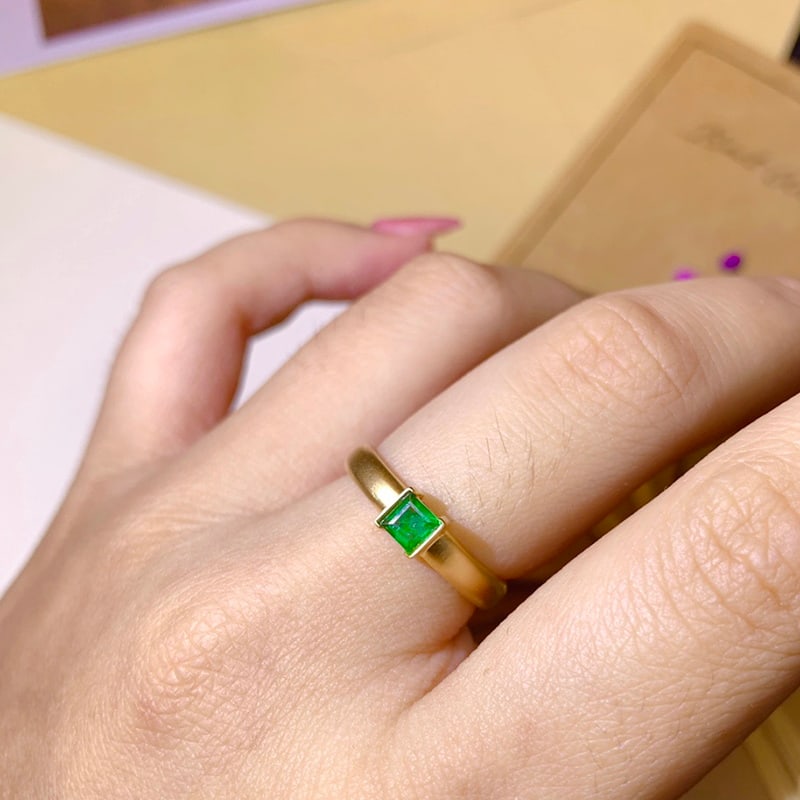 14k Gold 0.22 Ct Vivid Green Natural Emerald Ring - 2