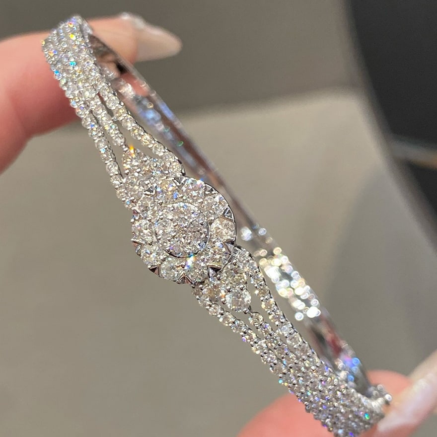 14k Gold 3 Ct Natural H Diamond Bangle: Ref:230939099 // gold content:14k gold // main gemstone:diamond // shape:round // carat weight:3ct // clarity grade:vs-si // color:h // treatment:natural // cut grade:g // Condition: NewLow