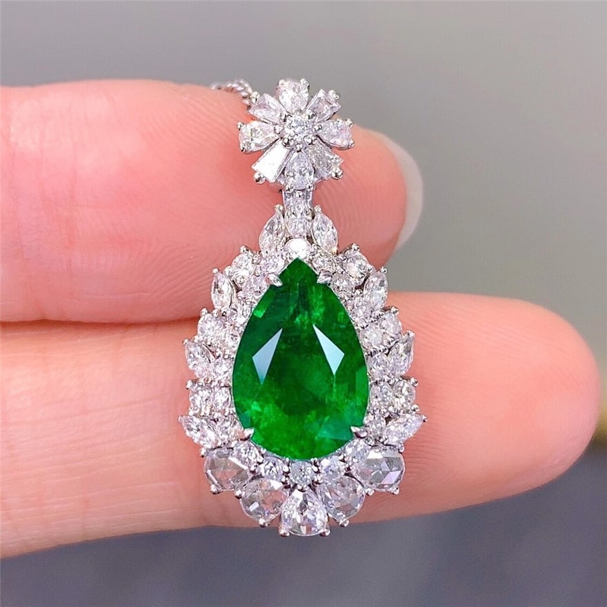 14k Gold 2.6 Ct Vivid Green Natural Emerald & Diamond Pendant( Without Chain ): Ref:230939218 // gold content:14k gold // main gemstone:emerald // shape:pear // carat weight:2. 6ct // color:vivid green // treatment:natural // // adjacent gemstone 2 : diamond // shape:multiply //