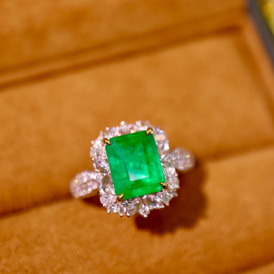 14k Gold 3.40 Ctw Vivid Green Natural Emerald & Diamond Ring - 4