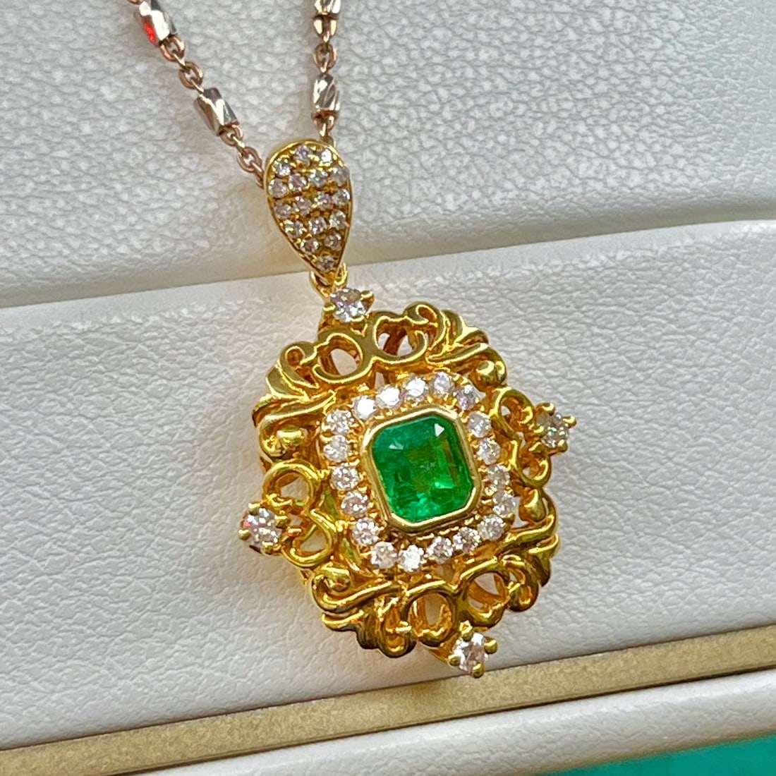 14k Gold 0.69 Ctw Vivid Green Natural Emerald & Diamond Pendant( Without Chain ) - 2