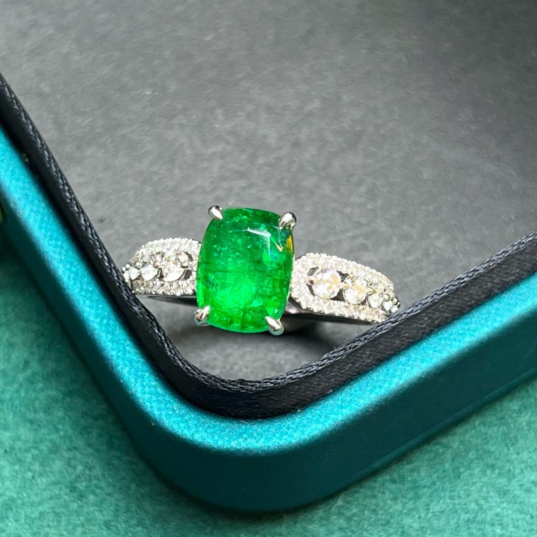 14k Gold 2.01 Ctw Vivid Green Natural Emerald & Diamond Ring - 2