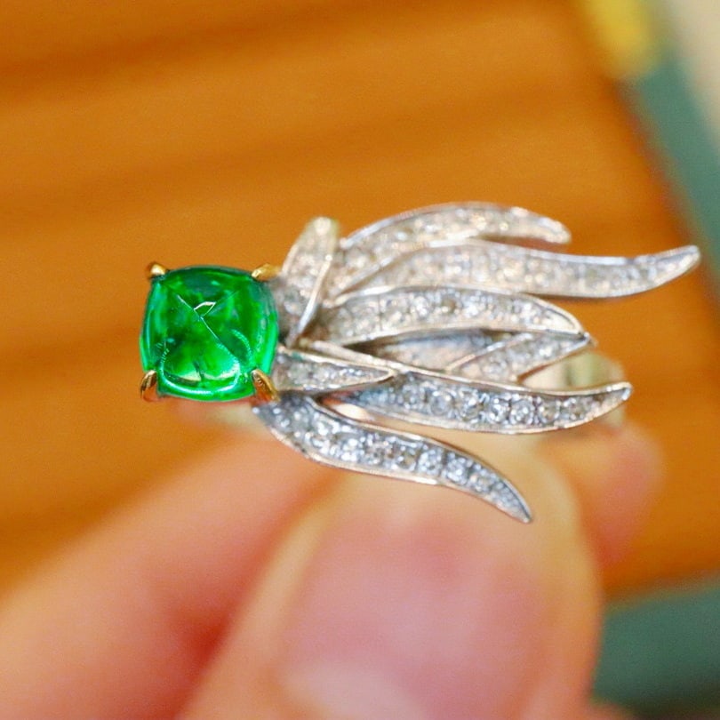 14k Gold 0.73 Ctw Vivid Green Natural Emerald & Diamond Ring: Ref:230940042 // gold content:14k gold // ring size:7. 25us // // main gemstone:emerald // shape:suger-loaf // carat weight:0. 56ct // color:vivid green // treatment:natural // // adjacent