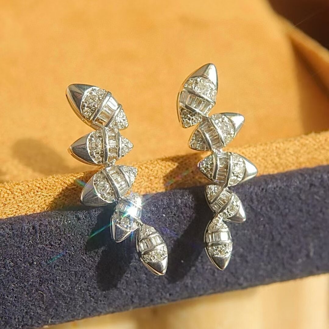 14k Gold 0.66 Ct Natural H Diamond Earrings: Ref:230940086 // gold content:14k gold // main gemstone:diamond // shape:multiply // carat weight:0. 66ct // clarity grade:vs-si // color:h // treatment:natural // Condition: NewLow Estimate: