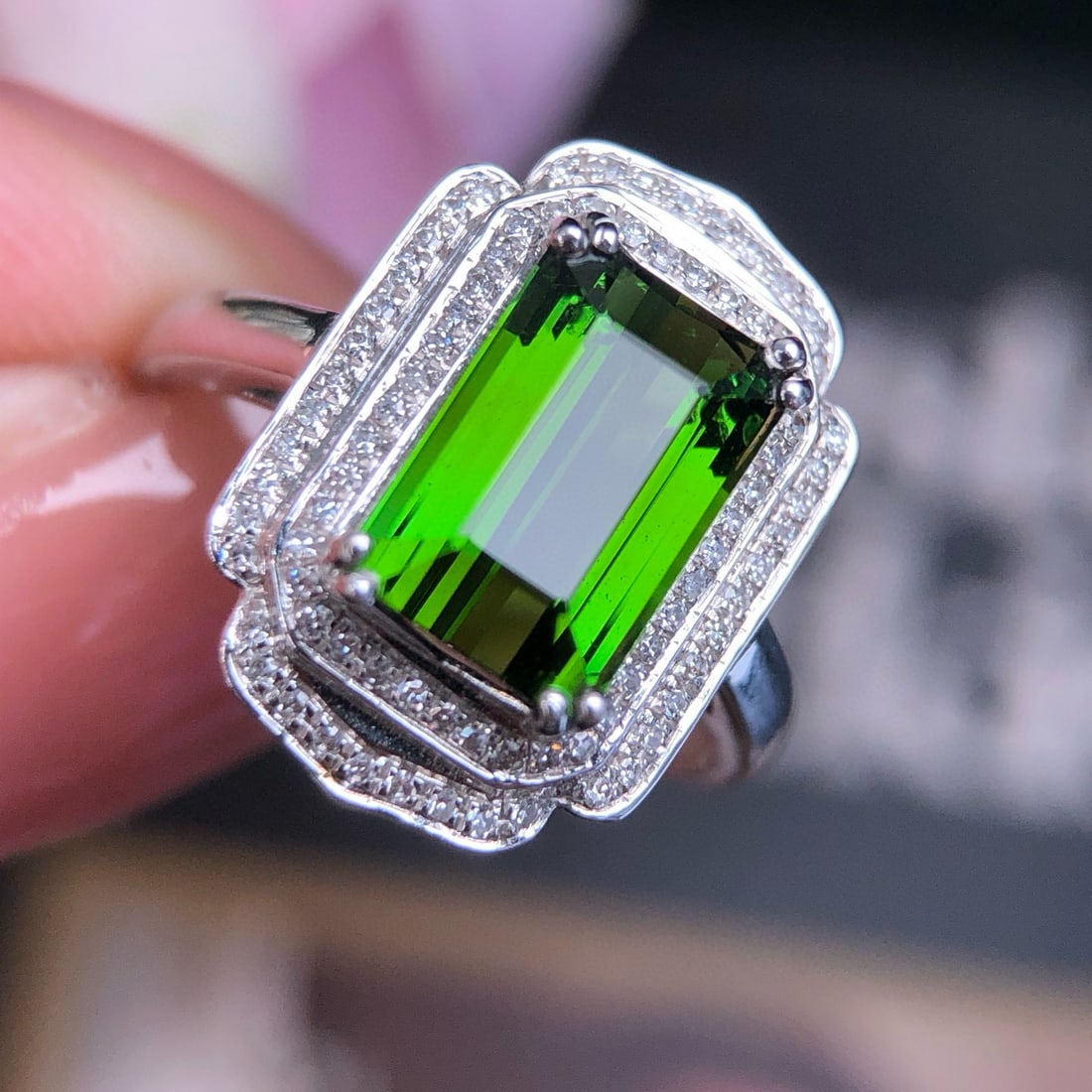 14k Gold 2.63 Ct Natural Tourmaline & Diamond Ring: Ref:230940089 // gold content:14k gold // ring size:7. 25us // // main gemstone:tourmaline // shape:octagonal // carat weight:2. 63ct // color:green // treatment:natural // // adjacent gemstone 2