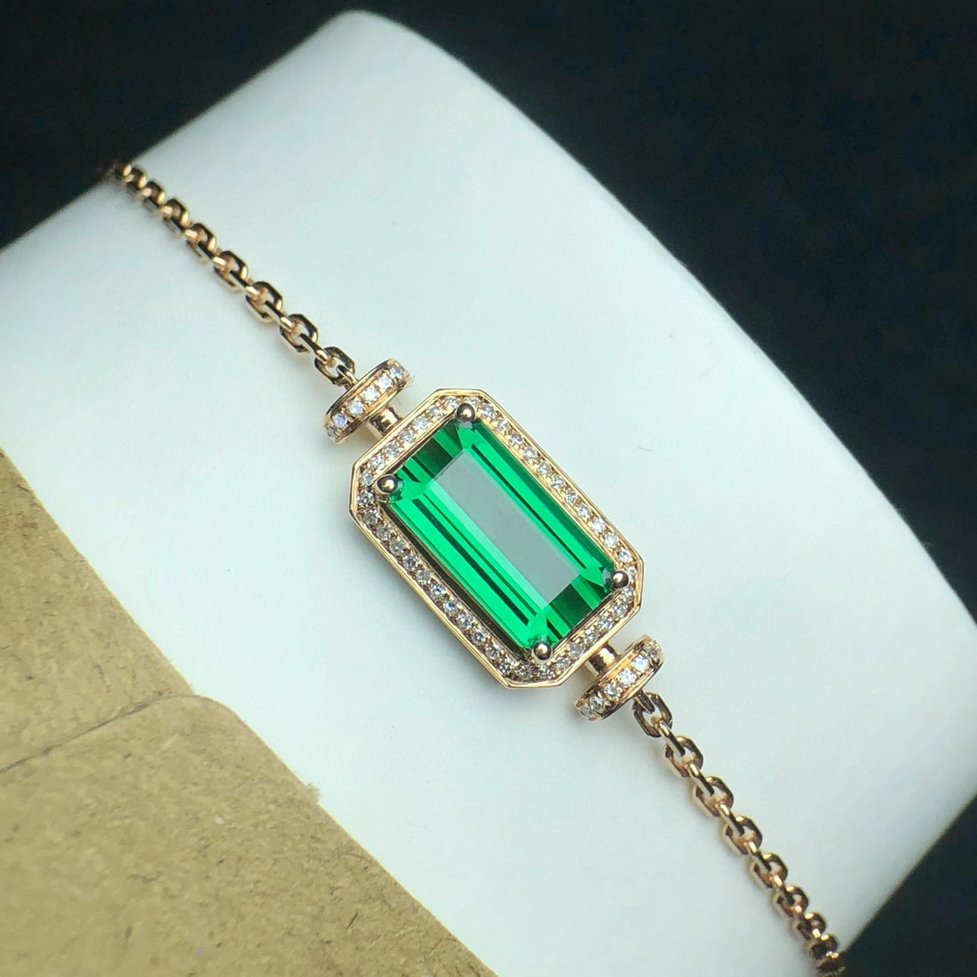 14k Gold 2.15 Ct Natural Tourmaline & Diamond Bracelet: Ref:230940097 // gold content:14k gold // main gemstone:tourmaline // shape:octagonal // carat weight:2. 15ct // color:green // treatment:natural // // adjacent gemstone 2 : diamond // number of
